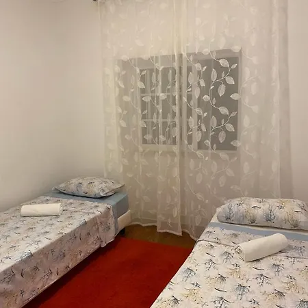 Travelers House Homestay *